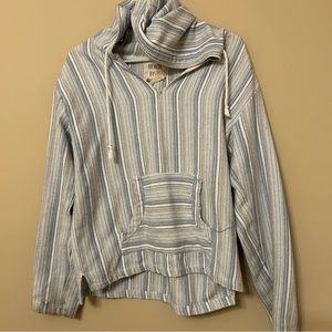 Has some blue white and a little bit of black. It’s a nice beach cover-up.